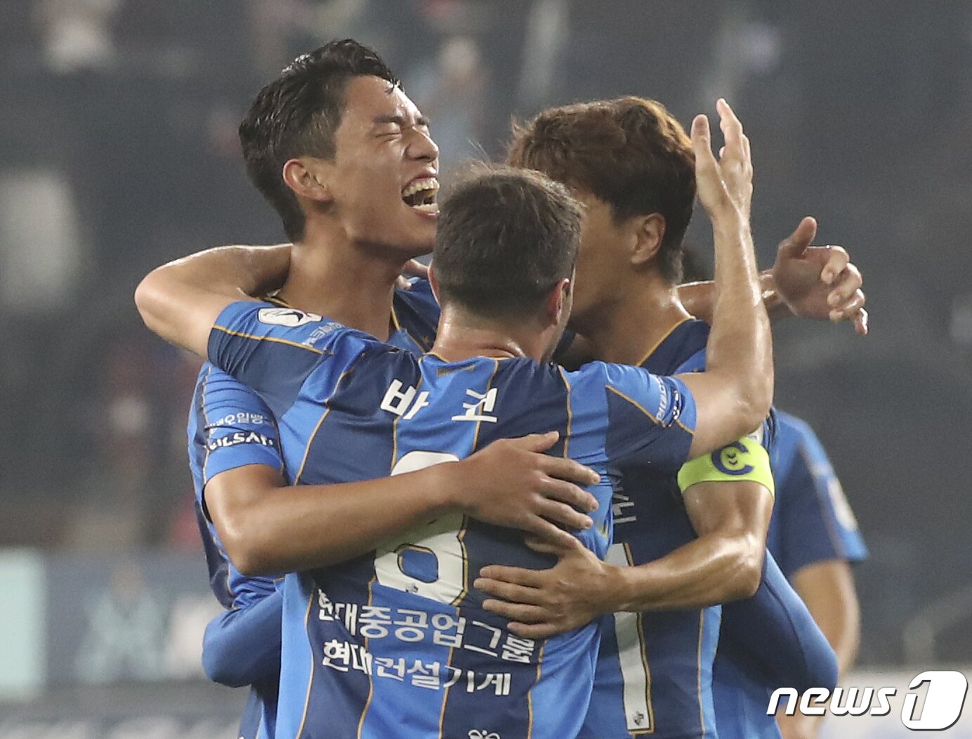 본문 이미지 - 29일 오후 울산 문수축구경기장에서 열린 프로축구 '하나원큐 K리그1 2021' 울산현대와 대구FC의 경기에서 울산 오세훈이 선제골을 넣고 동료들과 기뻐하고 있다. 2021.8.29/뉴스1 ⓒ News1 윤일지 기자