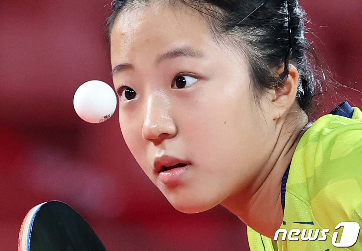 본문 이미지 - 탁구 신유빈이 3일 오전 일본 도쿄체육관에서 열린 '2020 도쿄올림픽' 여자 탁구 단체전 8강전 경기 대한민국과 독일의 경기에서 서브를 넣고 있다. 2021.8.3/뉴스1 ⓒ News1 이재명 기자