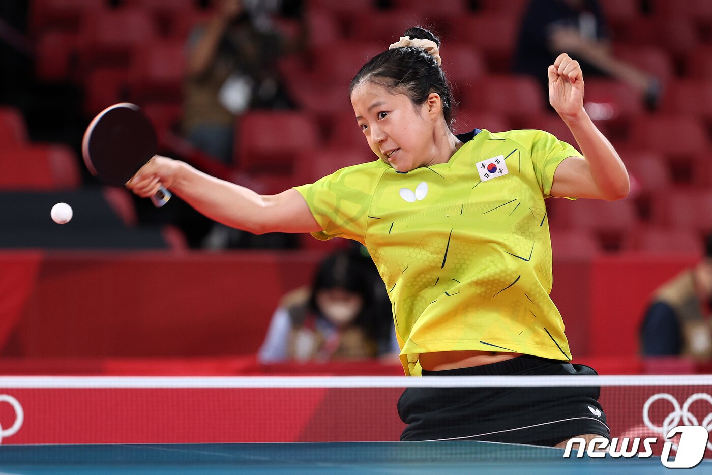본문 이미지 - 신유빈이 &#39;2020 도쿄올림픽&#39; 여자 탁구 단체전 8강전 경기에서 공격을 하고 있다. 2021.8.3/뉴스1 ⓒ News1 이재명 기자