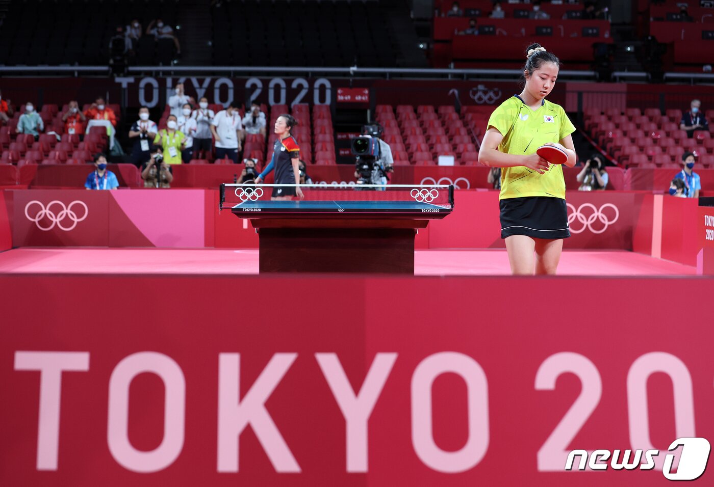 본문 이미지 - 탁구 신유빈 3일 오전 일본 도쿄체육관에서 열린 &#39;2020 도쿄올림픽&#39; 여자 탁구 단체전 8강전 경기 대한민국과 독일의 경기에서 세트 스코어 패배를 한 후 아쉬워하고 있다. 2021.8.3/뉴스1 ⓒ News1 이재명 기자