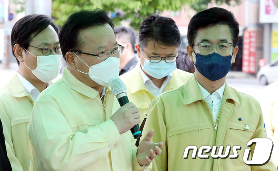 김총리, '거리두기 4단계' 대전 방역현장 찾아 "병상 확보가 우선" - Vimarsana News
