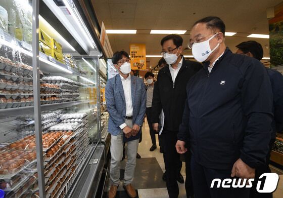 홍남기 경제부총리 겸 기획재정부 장관이 3일 오후 대전 이마트 둔산점을 방문해 대형마트 수입 계란 판매 상황을 점검하고 있다. (기획재정부 제공) © 뉴스1