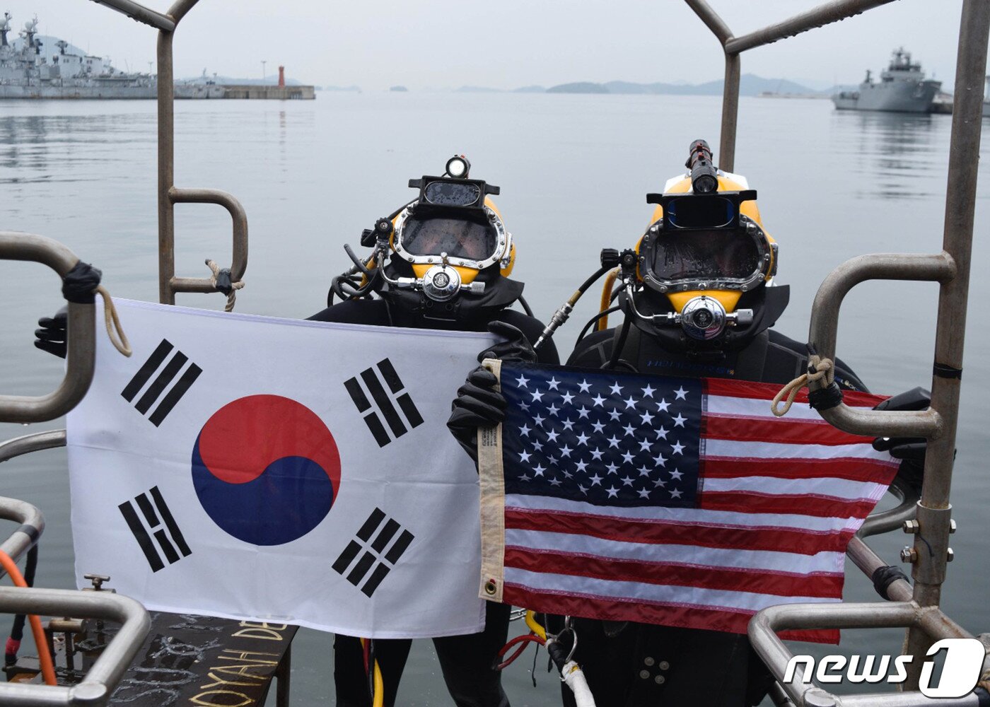 본문 이미지 - 올림픽 수영 국가대표 정현영 선수의 둘째 오빠 정상철 중사(왼쪽)가 지난 6월 열린 한미연합 구조전 훈련에서 미군 구조대원과 함께 양국 국기를 펼쳐 보이고 있다.(해군1함대 제공) 2021.8.3/뉴스1