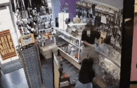 본문 이미지 - 아프잘이 60대 부부를 무차별적으로 폭행하는 모습이 매장 내 CCTV에 담겼다. (ABC뉴스5 갈무리) ⓒ 뉴스1