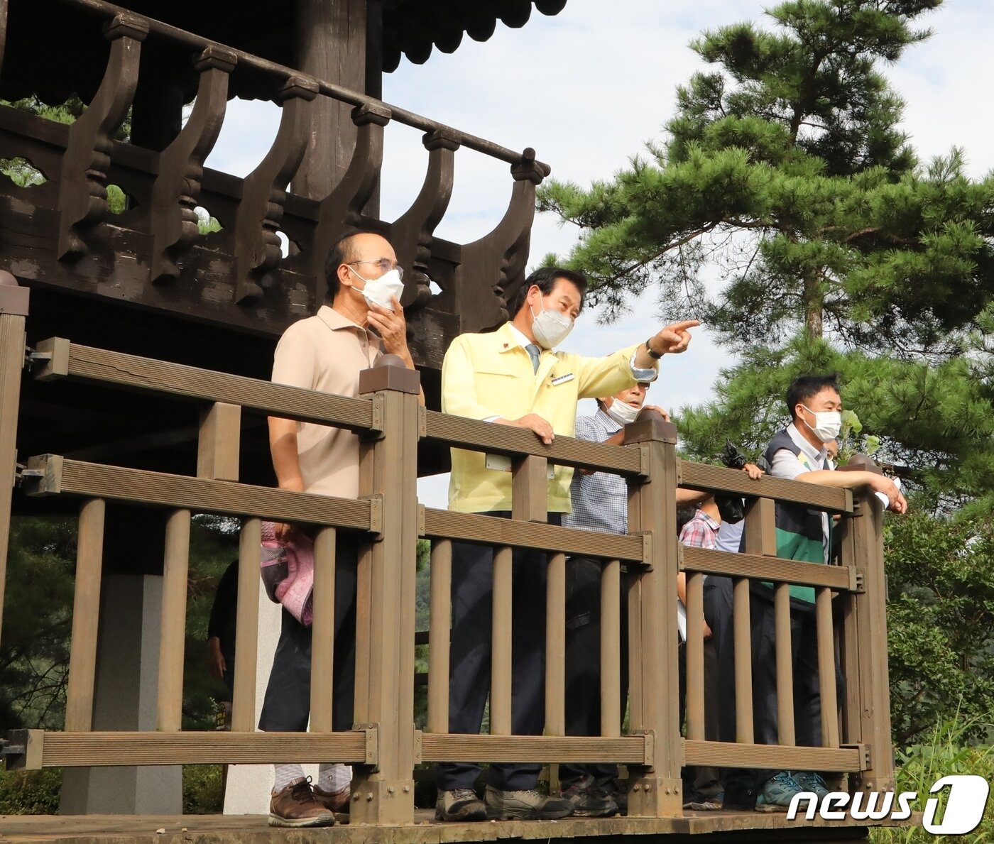 본문 이미지 - 김재종 옥천군수(가운데)가 부소담악 전망 데크길 현장을 점검하고 있다.(옥천군 제공)ⓒ 뉴스1