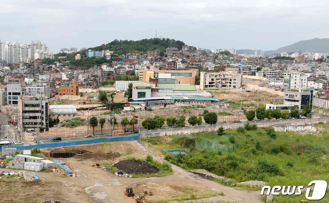 지난 18일 서울 성북구 한 아파트에서 바라본 장위10재개발주택지역의 모습. 2021.8.30/뉴스1 © News1 김진환 기자