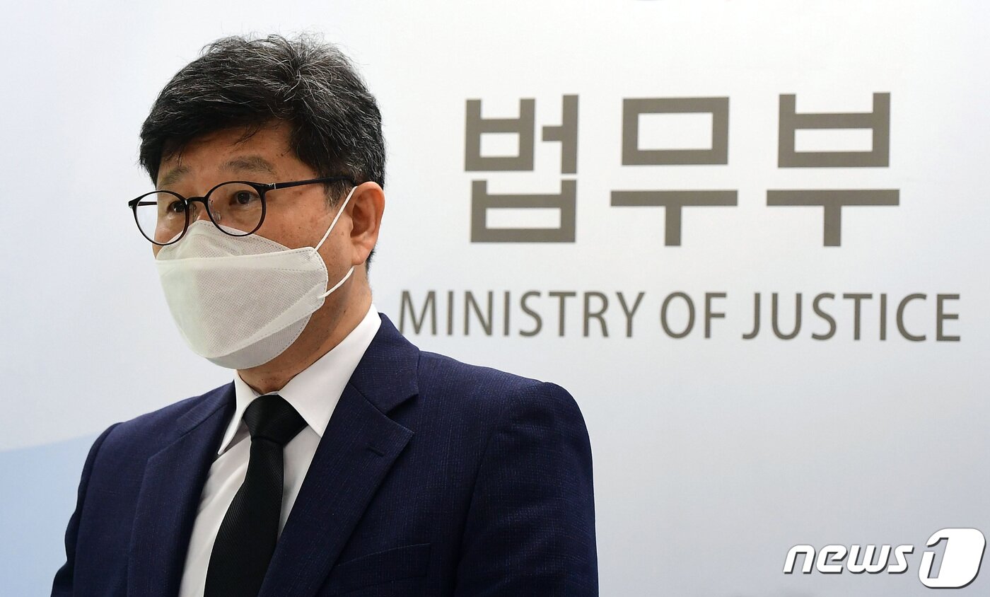 본문 이미지 - 윤웅장 법무부 범죄예방정책국장이 30일 오전 서울 서초구 서울고등검찰청에서 전자감독대상자 전자장치 훼손 사건 경과 및 향후 재범 억제 방안 관련 브리핑을 하고 있다. 2021.8.30/뉴스1 ⓒ News1 이성철 기자