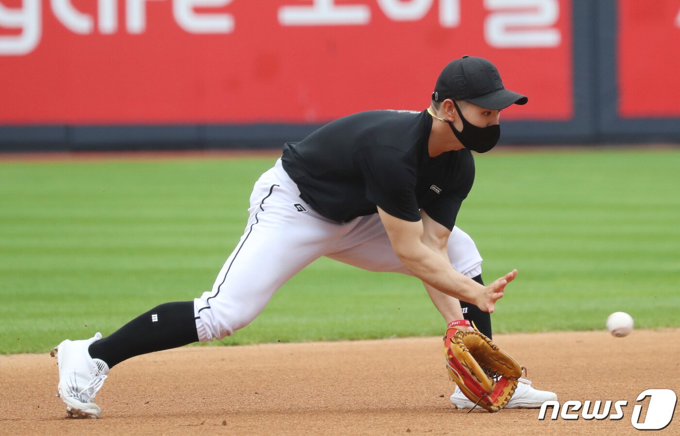 본문 이미지 - 30일 오전 경기도 수원시 장안구 KT위즈파크에서 열린 '2022 KBO 신인 드래프트 트라이 아웃'에 참가한 김서진이 내야 펑고 테스트를 하고 있다. 2021.8.30/뉴스1 ⓒ News1 김영운 기자