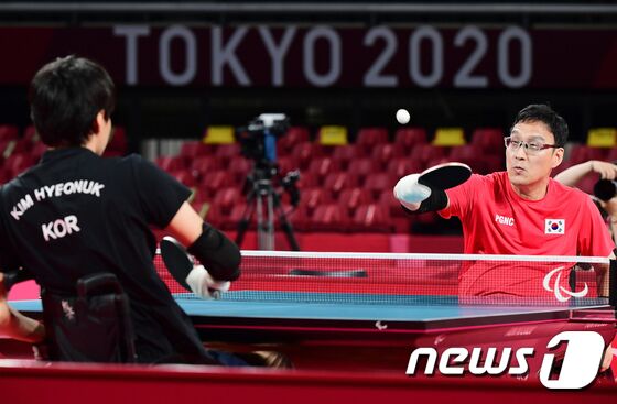 주영대가 30일 일본 도쿄 메트로폴리탄체육관에서 열린 2020 도쿄패럴림픽 남자 탁구 개인전(TT1) 결승에서 김현욱을 상대로 경기를 펼치고 있다. 주영대는 이날 결승에서 김현욱을 상대로 세트스코어 3대1로 승리, 대한민국 선수단 도쿄패럴림픽 첫 금메달의 주인공이 됐다. 사진공동취재단