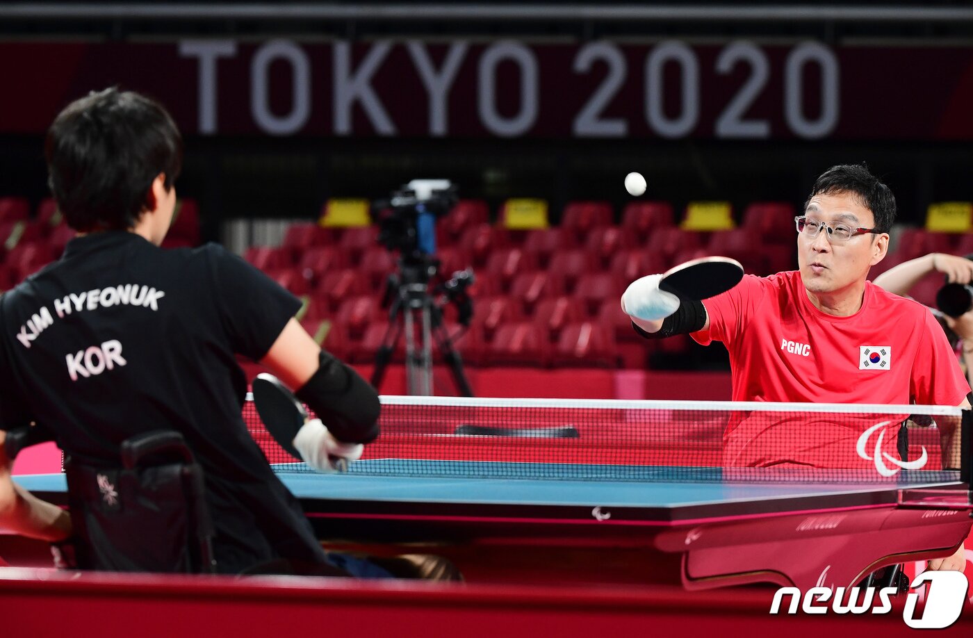 본문 이미지 - 주영대가 30일 일본 도쿄 메트로폴리탄체육관에서 열린 2020 도쿄패럴림픽 남자 탁구 개인전(TT1) 결승에서 김현욱을 상대로 경기를 펼치고 있다. 주영대는 이날 결승에서 김현욱을 상대로 세트스코어 3대1로 승리, 대한민국 선수단 도쿄패럴림픽 첫 금메달의 주인공이 됐다. 사진공동취재단