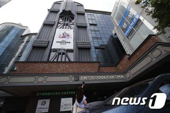 영업 종료를 하루 앞둔 30일 서울 종로구 서울극장을 찾은 한 시민이 사진을 찍고 있다. 권현진 기자