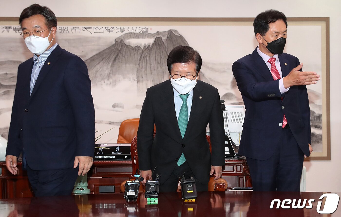 본문 이미지 - 윤호중 더불어민주당 원내대표와 김기현 국민의힘 원내대표가 30일 오후 서울 여의도 국회에서 열린 국회의장 주재 여야 원내대표 회동에서 기념촬영을 마친 후 각자 자리하고 있다. 여야는 이 자리에서 언론중재법 상정 여부를 최종 협의한다. 2021.8.30/뉴스1 ⓒ News1 오대일 기자