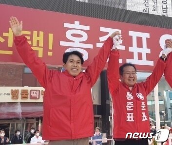 본문 이미지 - 이진훈 전 대구 수성구청장과 홍준표 의원ⓒ 뉴스1