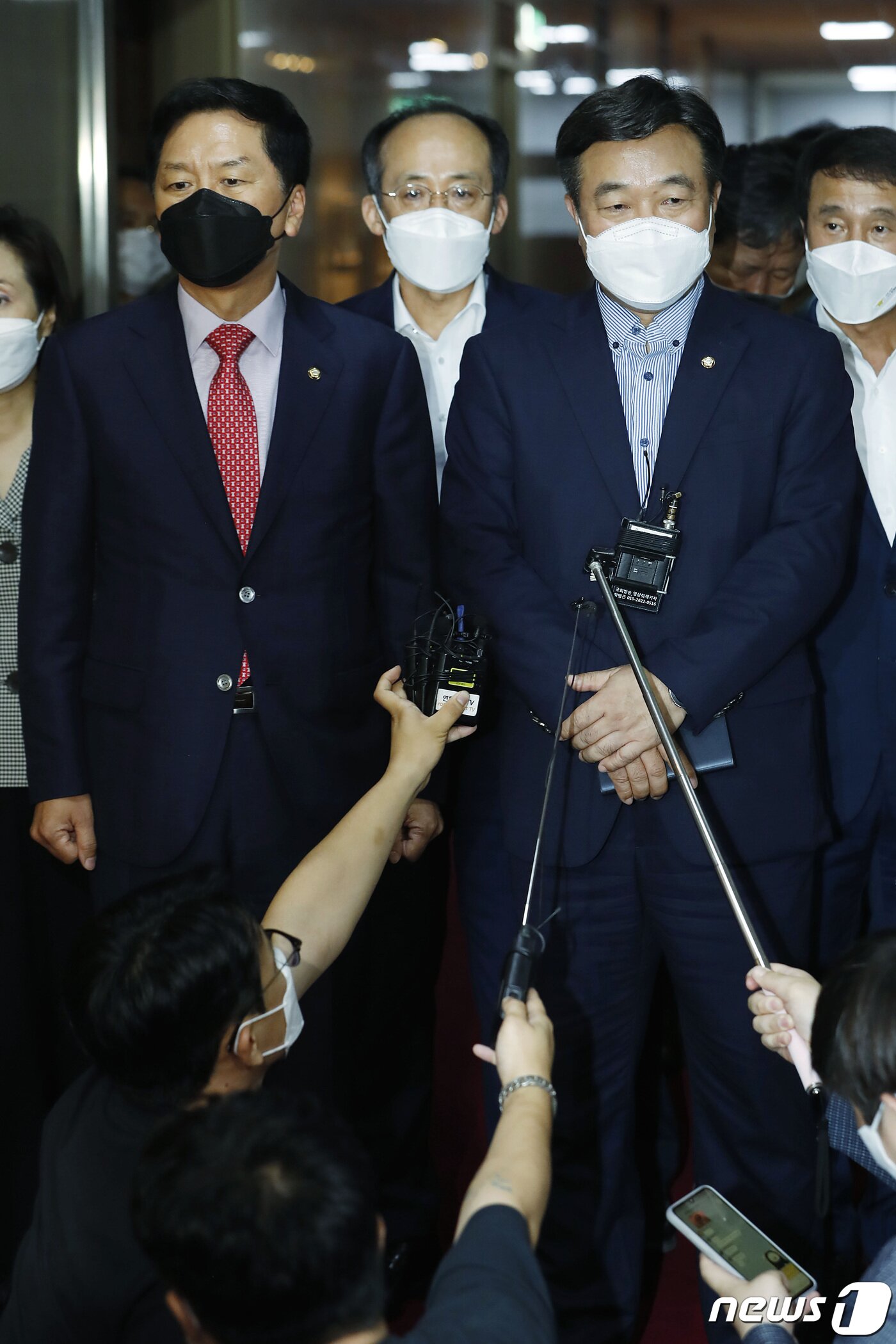 본문 이미지 - 윤호중 더불어민주당 원내대표와 김기현 국민의힘 원내대표가 30일 서울 여의도 국회의장실에서 회동을 마친 뒤 취재진의 질문에 답하고 있다. 여야는 이날 언론중재법 개정안 처리를 두고 4차례 원내대표 회동으로 릴레이 협상을 벌였지만 합의에 이르지 못하고, 31일 오전에 다시 만나 논의하기로 결정했다. 2021.8.30/뉴스1 ⓒ News1 구윤성 기자