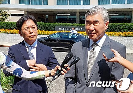 본문 이미지 - 성김 미 국무부 대북정책특별대표(오른쪽)가 지난 8월30일(현지시간) 오전 미 워싱턴D.C. 국무부 청사에서 노규덕 한반도평화교섭본부장과 협의를 가진 뒤 취재진과 만나고 있다. 한미는 이날 북핵 문제 등 한반도 상황에 대한 평가를 공유하고 인도적 지원을 포함한 대북정책 등을 협의했다. 2021.8.31/뉴스1 ⓒ News1 김현 기자