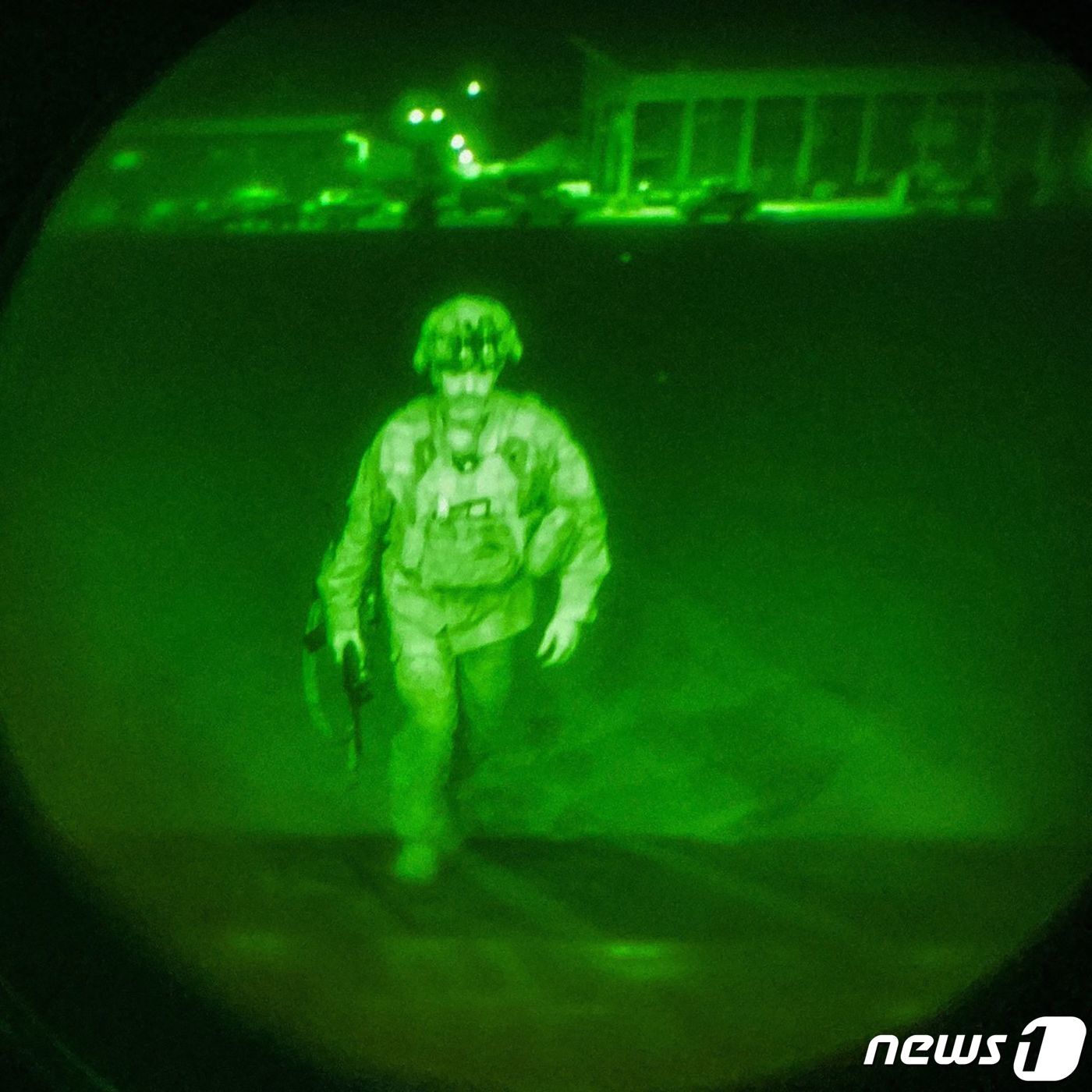 본문 이미지 - 2021년 8월 30일&#40;현지시간&#41; 카불의 하미드 카르자이 국제 공항에서 아프가니스탄을 떠나는 마지막 미군이 C-17 수송기를 탑승하는 모습. 2021.08.30. ⓒ AFP=뉴스1 ⓒ News1 우동명 기자