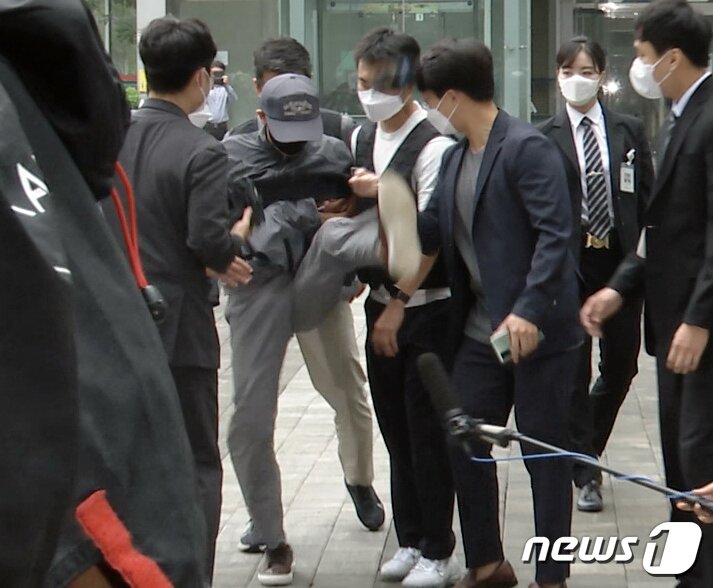본문 이미지 - 전자발찌를 훼손하고 여성 2명을 살해한 혐의를 받는 성범죄 전과자 강모씨(56)가 31일 서울 송파구 동부지법에서 구속 전 피의자 심문(영장실질심사)을 받기 위해 출석도중 취재진의 마이크를 발로 걷어차고 있다. 