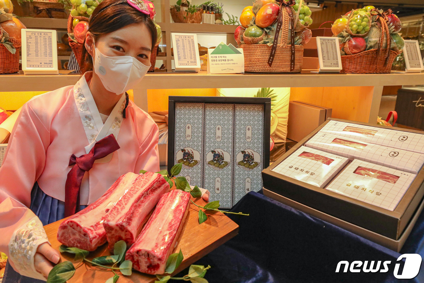 (서울=뉴스1) = 31일 서울 강남구 현대백화점 압구정본점에서 직원이 유명 맛집과 협업한 양념육 선물세트를 소개하고 있다.현대백화점은 다음달 3일부터 20일까지 진행되는 추석 선 …