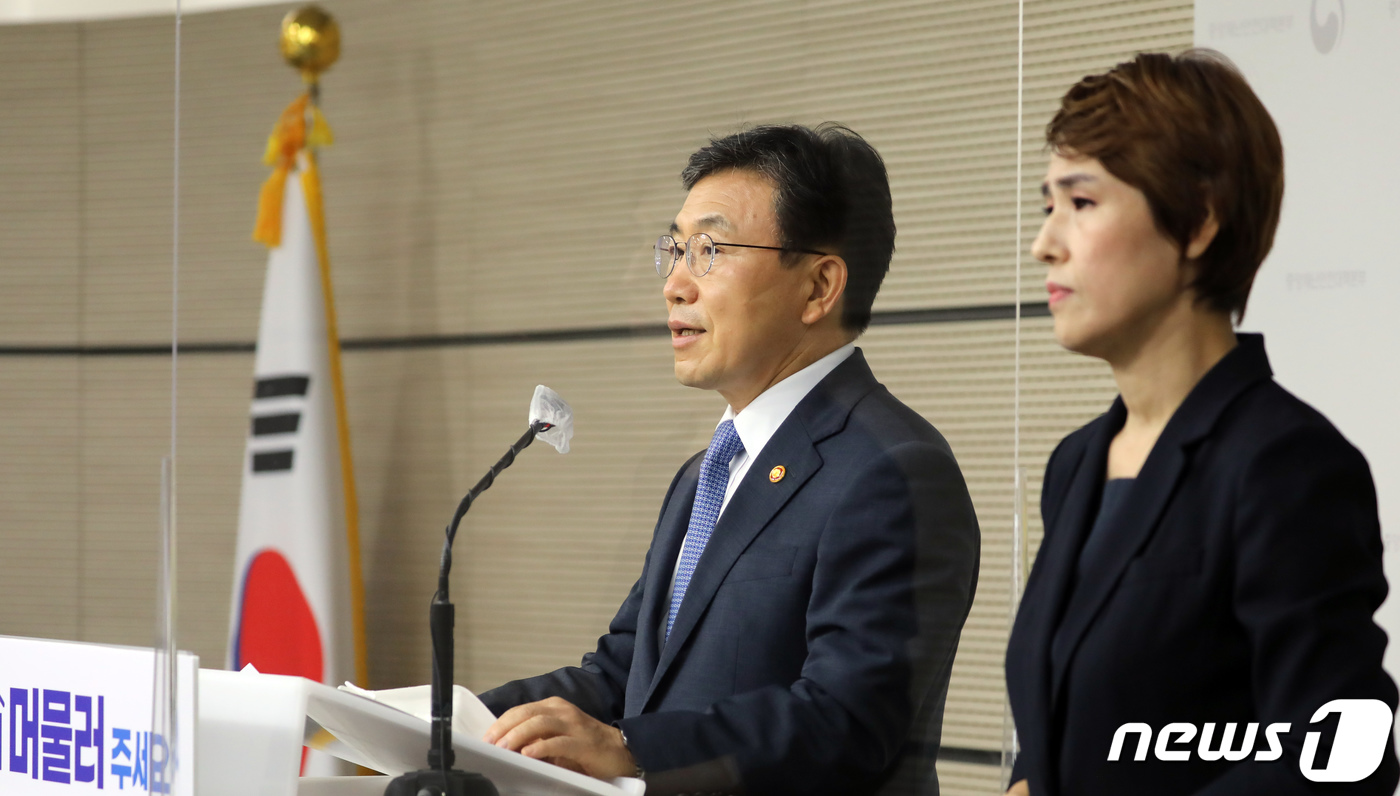 (세종=뉴스1) 장수영 기자 = 권덕철 보건복지부 장관이 31일 정부세종청사 보건복지부 브리핑실에서 보건의료노조 총파업 관련 대국민 담화문을 발표하고 있다. 2021.8.31/뉴스 …