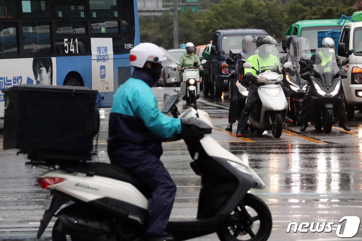 서울 강남역 인근에서 배달 노동자가 도로를 주행하고 있다. ⓒ News1 황기선 기자