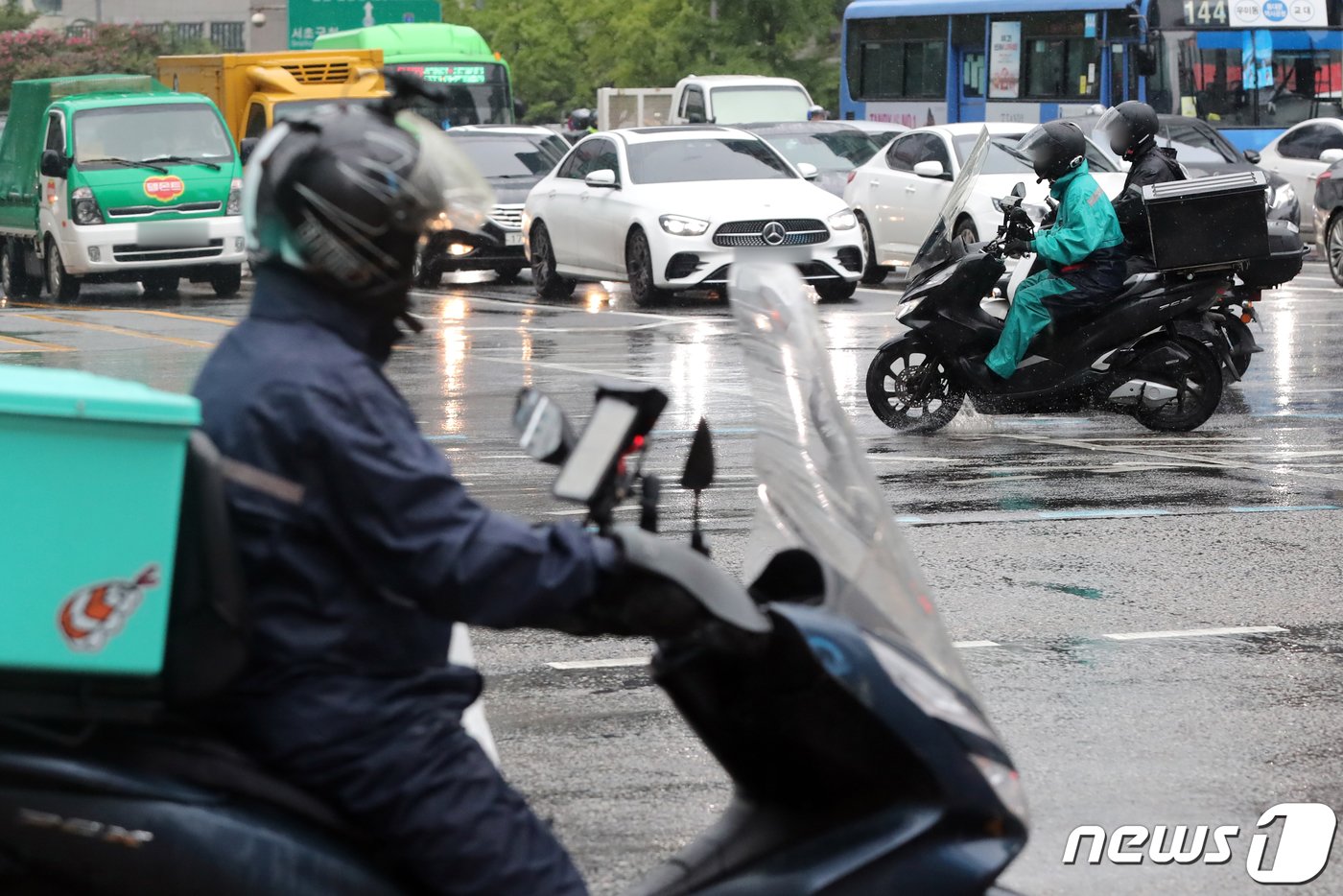 서울 강남역 인근에서 배달 노동자가 도로를 주행하고 있다.  ⓒ News1 황기선 기자