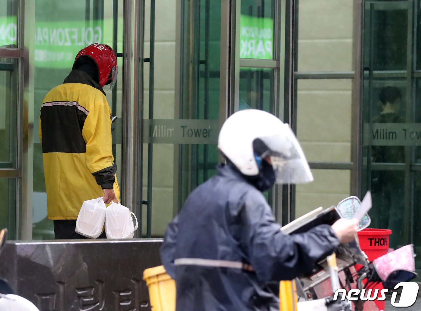 서울 강남역 인근에서 배달 노동자가 배달업무를 하고 있다. ⓒ News1 황기선 기자