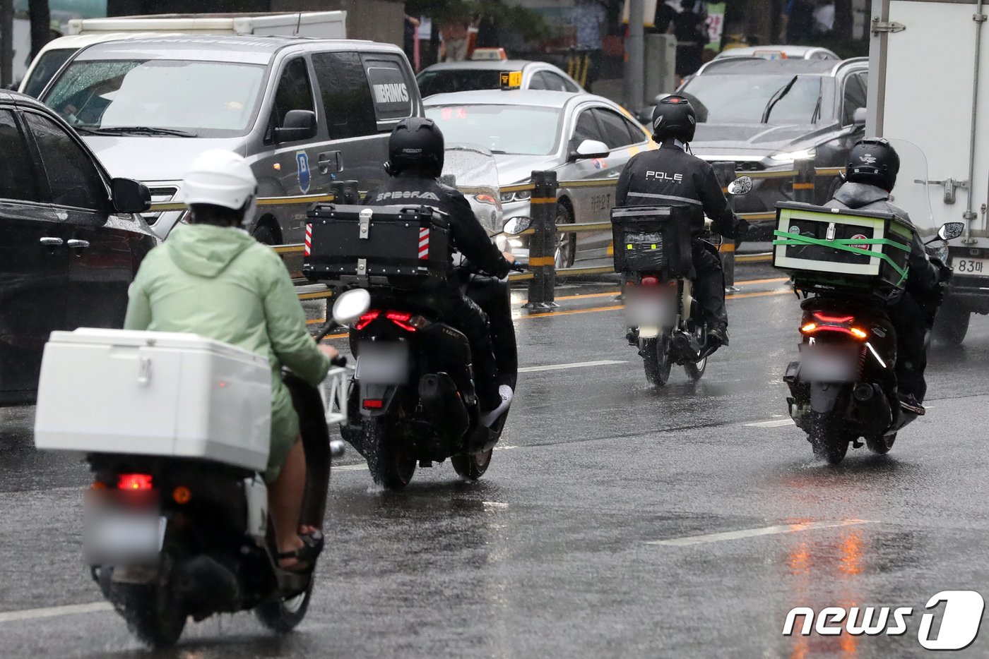 서울 강남역 인근에서 배달 노동자가 배달업무를 하고 있다. ⓒ News1 황기선 기자