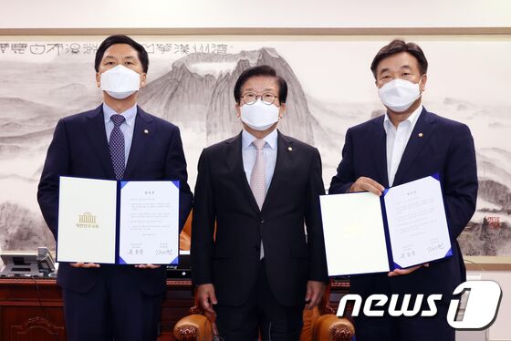 박병석 국회의장과 윤호중 더불어민주당 원내대표, 김기현 국민의힘 원내대표가 31일 서울 여의도 국회의장실에서 언론중재 및 피해구제 등에 관한 법률(언론중재법) 개정안 처리 의사일정에 합의한 뒤 합의문을 들고 포즈를 취하고 있다. 여야는 민간 전문가들까지 참여하는 별도의 협의체를 구성해 언론중재법 개정안을 논의한 뒤, 내달 27일 본회의에 상정하기로 잠정 합의했다. 오대일 기자