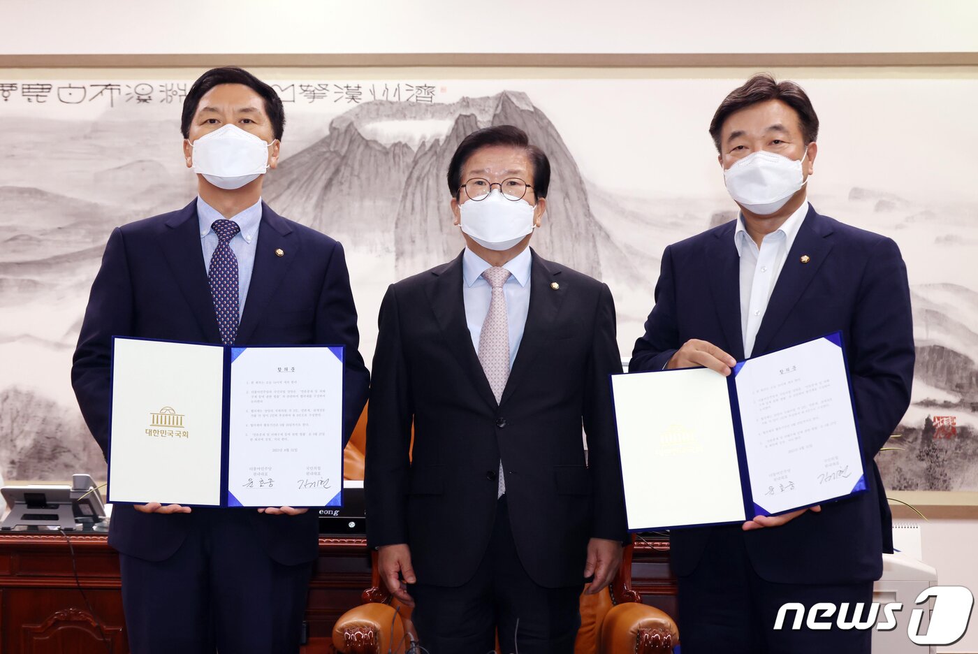 본문 이미지 - 박병석 국회의장과 윤호중 더불어민주당 원내대표, 김기현 국민의힘 원내대표가 31일 서울 여의도 국회의장실에서 언론중재 및 피해구제 등에 관한 법률(언론중재법) 개정안 처리 의사일정에 합의한 뒤 합의문을 들고 포즈를 취하고 있다. 여야는 민간 전문가들까지 참여하는 별도의 협의체를 구성해 언론중재법 개정안을 논의한 뒤, 내달 27일 본회의에 상정하기로 잠정 합의했다. 오대일 기자