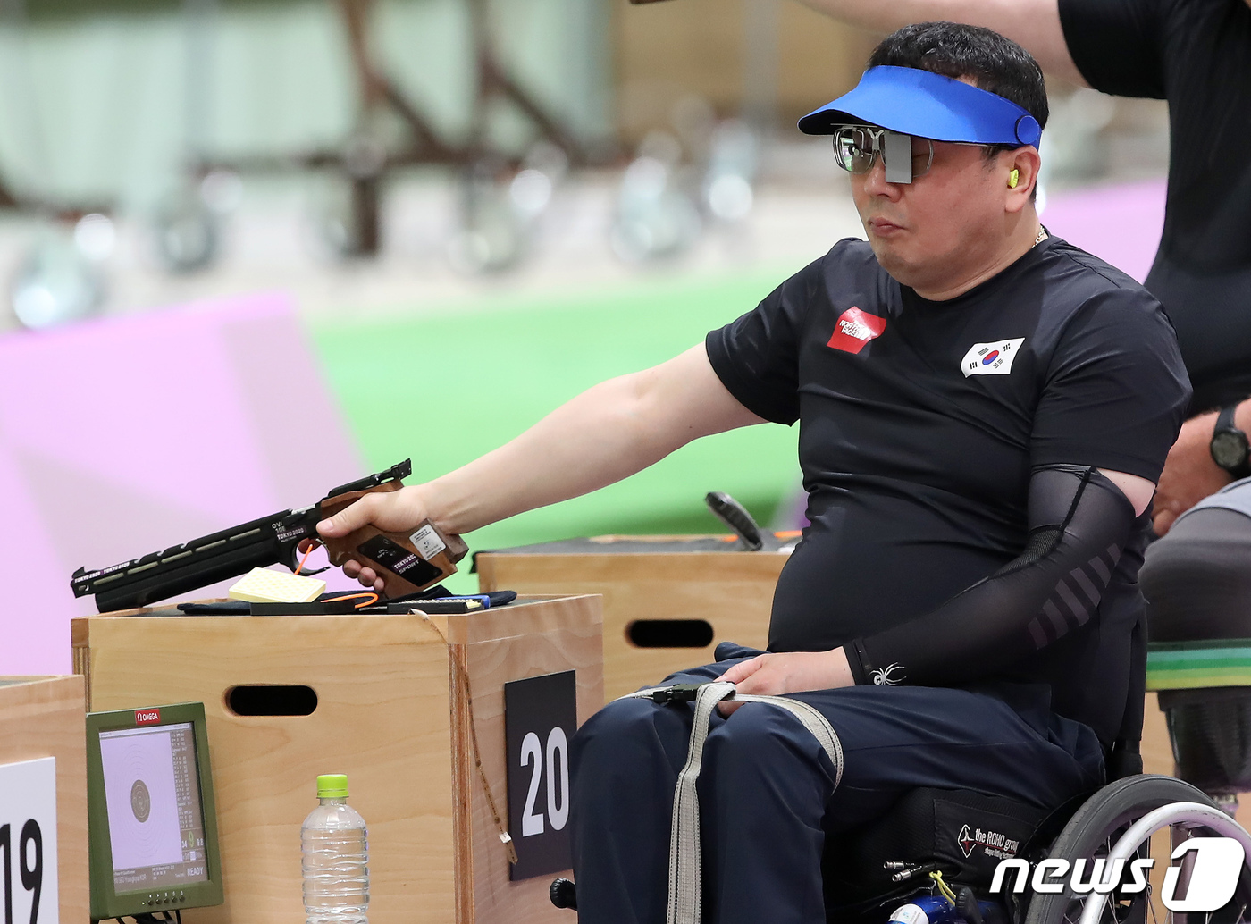 (서울=뉴스1) = 서영균이 31일 일본 도쿄 아사카 사격장에서 열린 2020 도쿄패럴림픽 사격 P1 남자 10m 공기권총 SH1 예선 경기를 펼치고 있다. 서영균은 총점 557점 …