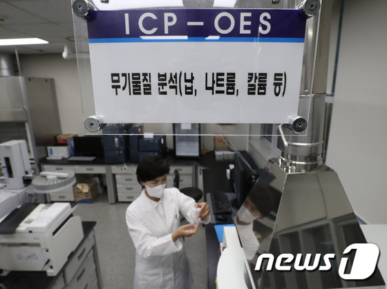 영·유아 대상 과자류 나트륨 함량 분석하는 서울시보건환경연구원 관계자 - 뉴스1 영·유아 대상 과자류 나트륨 함량 분석하는 서울시보건환경연구원 관계자 - 뉴스1
