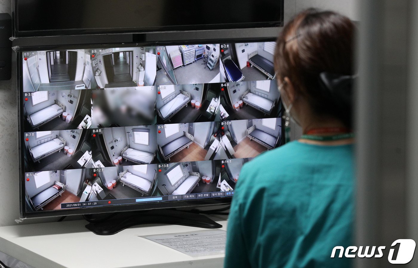 31일 서울 은평구 서울시립서북병원 이동 음압병동에서 의료진이 CCTV를 바라보며 병실을 모니터하고 있다. 송원영 기자