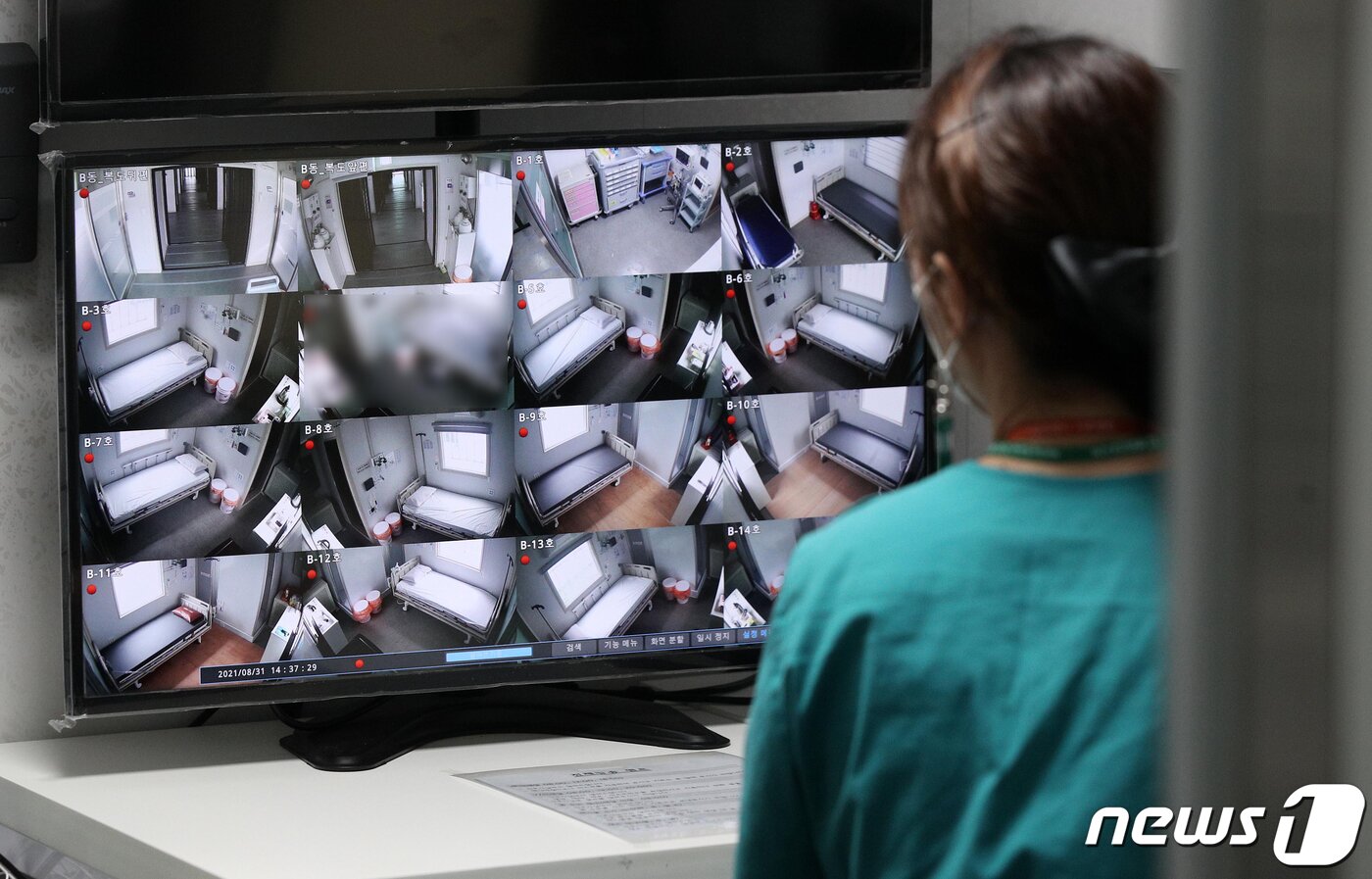 본문 이미지 - 31일 서울 은평구 서울시립서북병원 이동 음압병동에서 의료진이 CCTV를 바라보며 병실을 모니터하고 있다. 송원영 기자