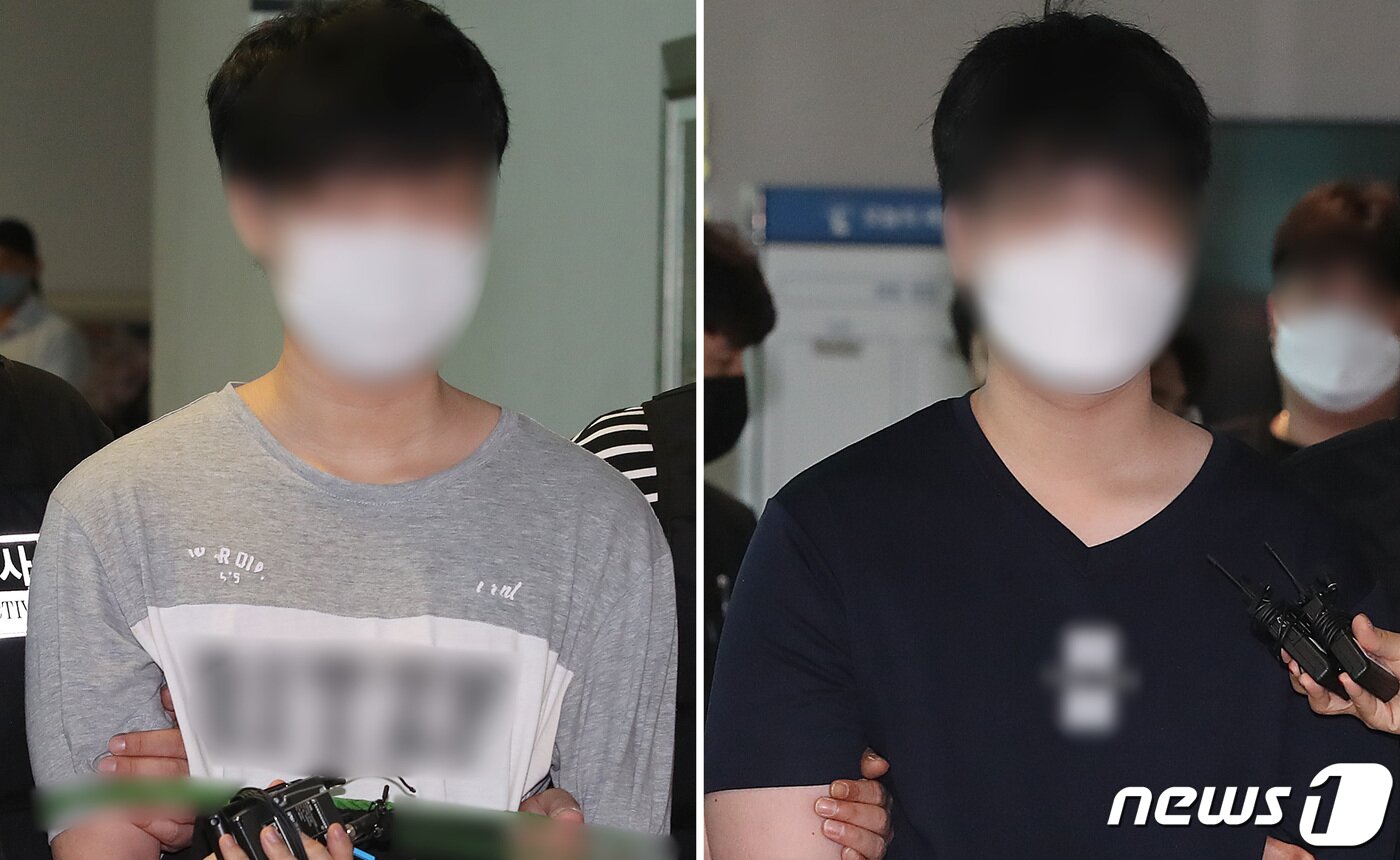 본문 이미지 - 70대 친할머니를 살해한 혐의(존속살해)를 받는 10대 형제가 2021년 8월 31일 오후 대구지방법원 서부지원에서 열린 영장실질심사를 마친 뒤 법정을 나서고 있다. 왼쪽부터 고교 3학년 A(18)군과 동생 B(16)군. 2021.8.31/뉴스1 ⓒ News1 공정식 기자