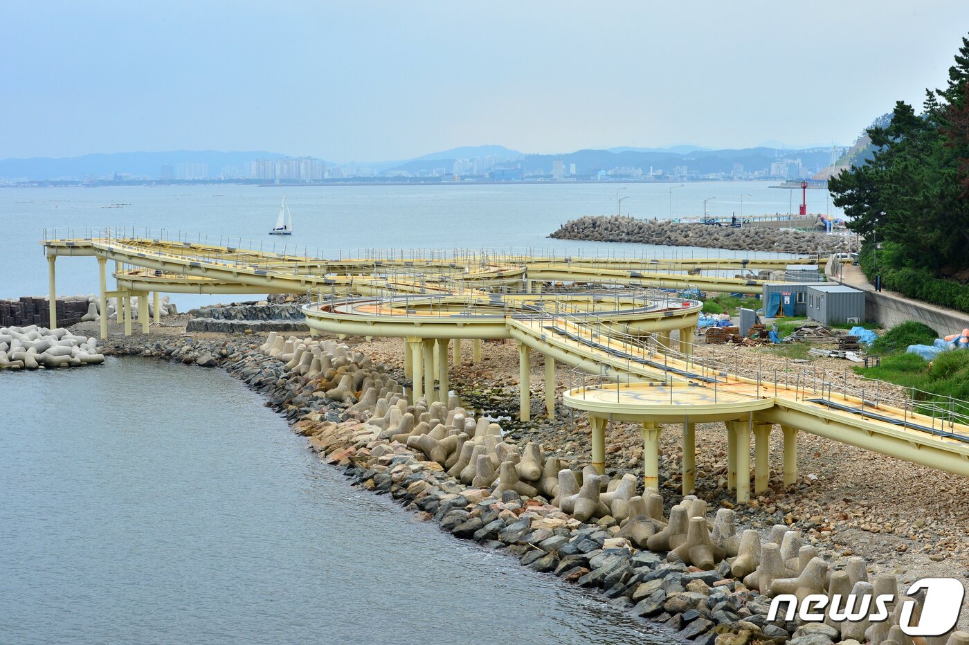 본문 이미지 - 지난달 31일 경북 포항시가 북구 여남동에 건설 중인 국내 최대 규모의 해양스카이워크에 대한 마무리 공사가 한창이다. 2022년 5월 준공 예정인 스카이워크는 길이 463m, 높이5m로 바닥 곳곳에는 투명 유리가 설치되며 동해에서 떠오르는 일출과 수려한 해안 풍경을 감상할수 있다. 2021.8.31/뉴스1 ⓒ News1 최창호 기자