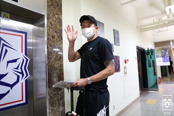본문 이미지 - 축구 A대표팀 김민재가 31일 경기도 파주트레이닝센터에서 열린 2022 카타르 월드컵 아시아지역 최종예선 대비 소집 훈련에 합류하기 위해 이동하고 있다. (대한축구협회 제공) 2021.8.31/뉴스1 ⓒ News1 이성철 기자