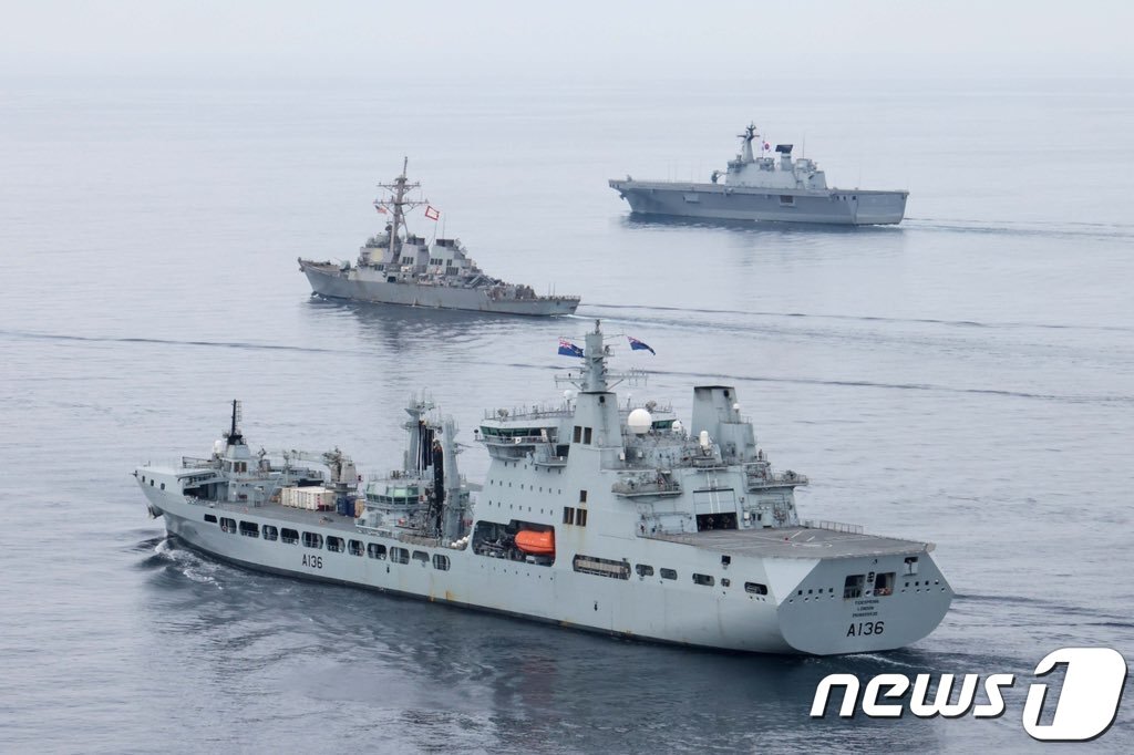 본문 이미지 - 영국 해군의 '퀸 엘리자베스' 항공모함 전단이 31일 동해상에서 우리 해군과 연합훈련을 했다. 사진 위가 우리 해군 강습상륙함 '독도함', 맨 아래는 영국 해군 군수지원함 '타이드스프링' (영국 해군 항모전단장 트위터) ⓒ 뉴스1