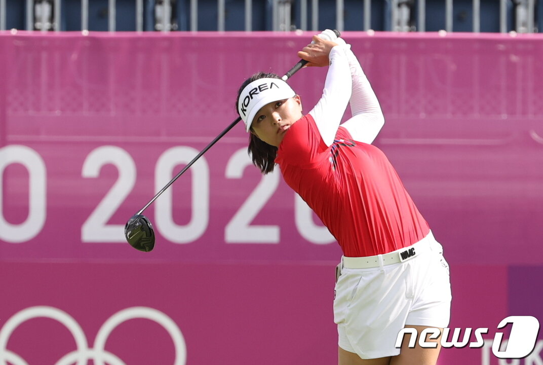 본문 이미지 - 고진영이 4일 일본 사이타마현 가스미가세키 컨트리클럽에서 열린 '2020 도쿄올림픽' 여자 골프 1라운드에서 샷을 하고 있다. 2021.8.4/뉴스1 ⓒ News1 송원영 기자