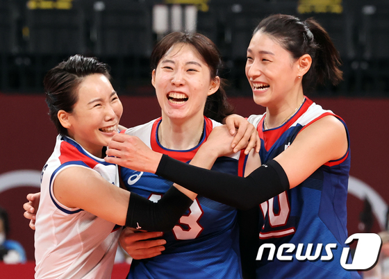 김연경(오른쪽)과 박정아(가운데)가 여자배구 대표팀에서 함께 뛰던 모습. /뉴스1 DB © News1 이재명 기자
