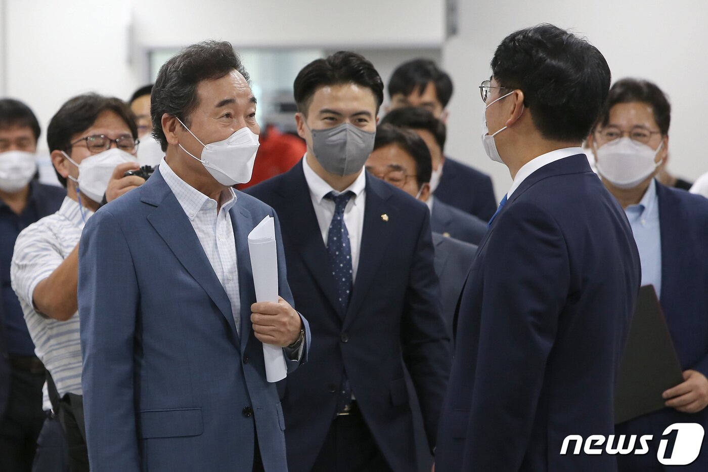 본문 이미지 - 더불어민주당 대선 경선 후보인 이낙연 의원이 4일 국회 소통관에서 정책 공약 기자회견에 앞서 기자회견을 마친 박용진 경선 후보와 대화하고 있다. 2021.8.4/뉴스1 ⓒ News1 이동해 기자