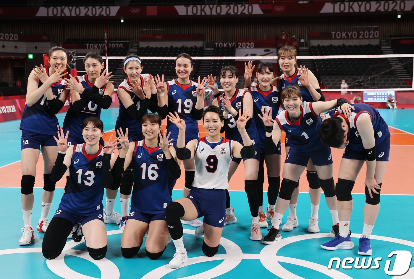 본문 이미지 - 배구 김연경을 비롯한 선수들이 4일 오전 일본 도쿄 아리아케 아레나에서 열린 '2020 도쿄올림픽' 여자 배구 8강 대한민국과 터키의 경기에서 세트 스코어 3대2로 승리를 거둔 후 4강 진출을 의미하는 숫자 4모양으로 기념촬영을 하고 있다. 2021.8.4/뉴스1 ⓒ News1 이재명 기자