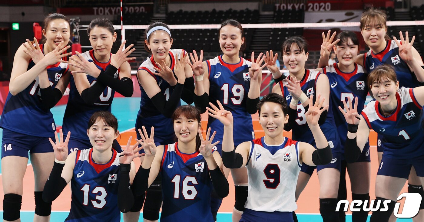 본문 이미지 - 배구 김연경을 비롯한 선수들이 4일 오전 일본 도쿄 아리아케 아레나에서 열린 '2020 도쿄올림픽' 여자 배구 8강 대한민국과 터키의 경기에서 세트 스코어 3대2로 승리를 거둔 후 4강 진출을 의미하는 숫자 4모양으로 기념촬영을 하고 있다. ⓒ News1 이재명 기자
