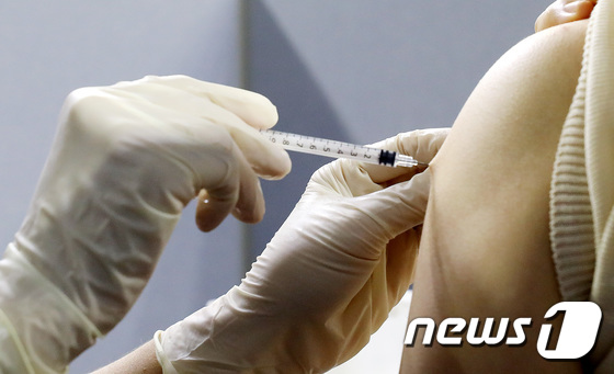 4일 서울 동작구 예방접종센터에서 한 시민이 화이자 백신을 맞고 있다. 2021.8.4/뉴스1 © News1 박지혜 기자