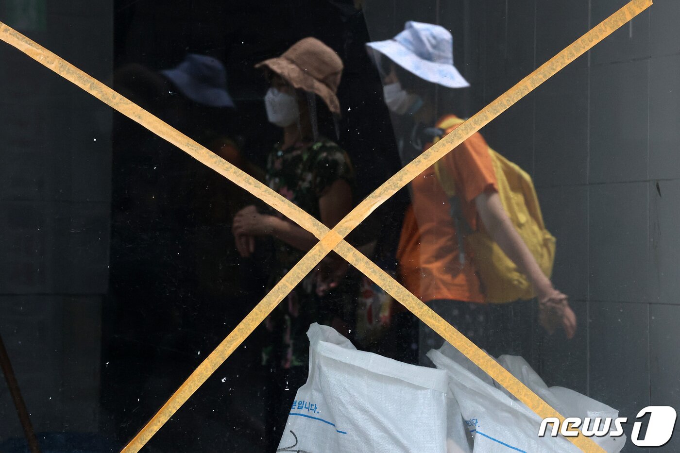 본문 이미지 - 수도권의 사회적 거리두기 4단계가 4주째 이어진 4일 오전 서울 중구 명동에 상점들이 폐점한 채 불이 꺼져있다. ⓒ News1 조태형 기자