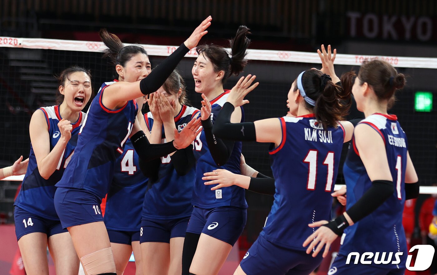 본문 이미지 - 배구 김연경을 비롯한 선수들이 4일 오전 일본 도쿄 아리아케 아레나에서 열린 '2020 도쿄올림픽' 여자 배구 8강 대한민국과 터키의 경기에서 세트 스코어 3대2로 승리를 거둔 후 기뻐하고 있다. 2021.8.4/뉴스1 ⓒ News1 이재명 기자