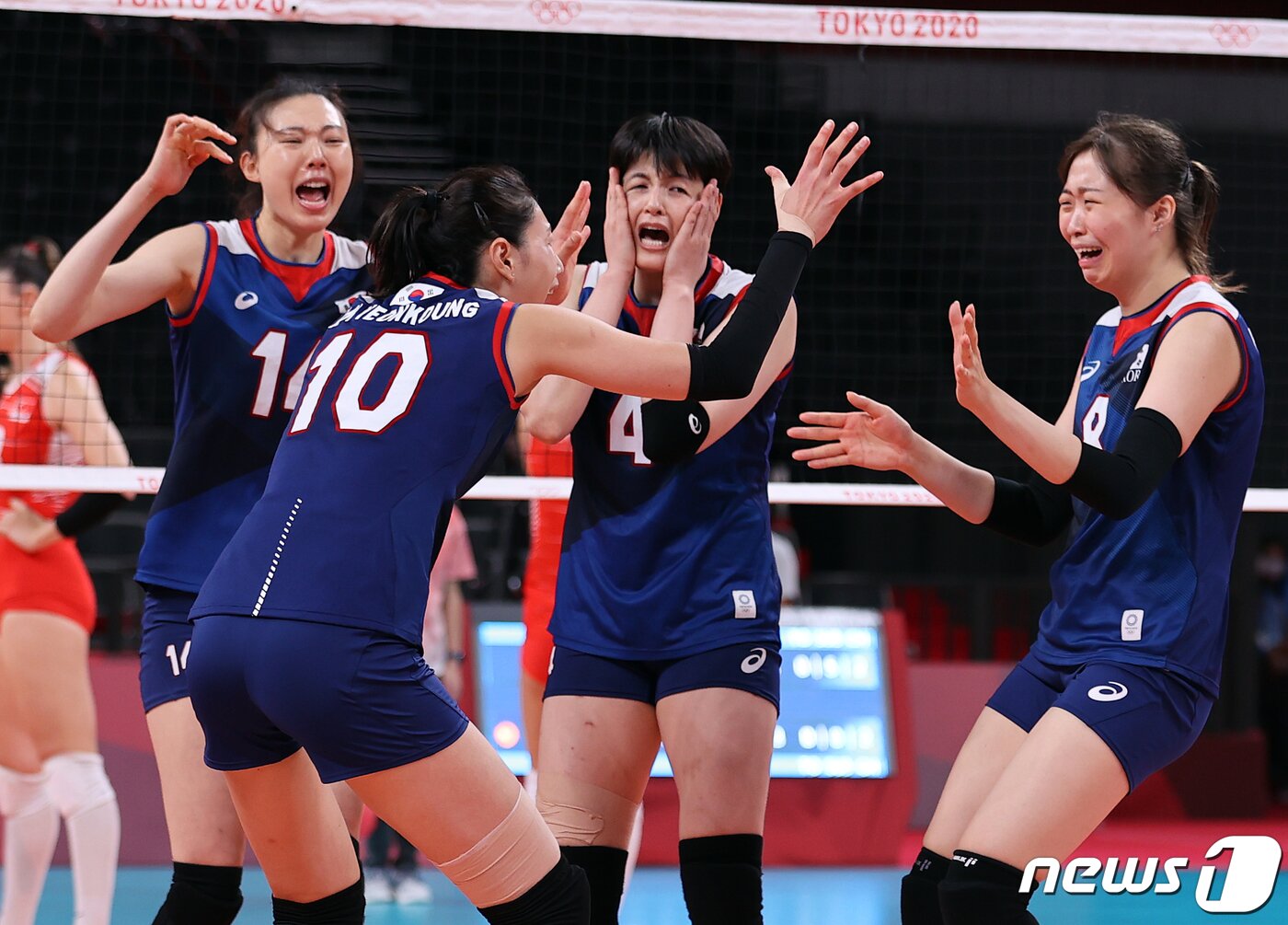 본문 이미지 - 배구 김연경을 비롯한 선수들이 4일 오전 일본 도쿄 아리아케 아레나에서 열린 '2020 도쿄올림픽' 여자 배구 8강 대한민국과 터키의 경기에서 세트 스코어 3대2로 승리를 거둔 후 기뻐하고 있다. 2021.8.4/뉴스1 ⓒ News1 이재명 기자