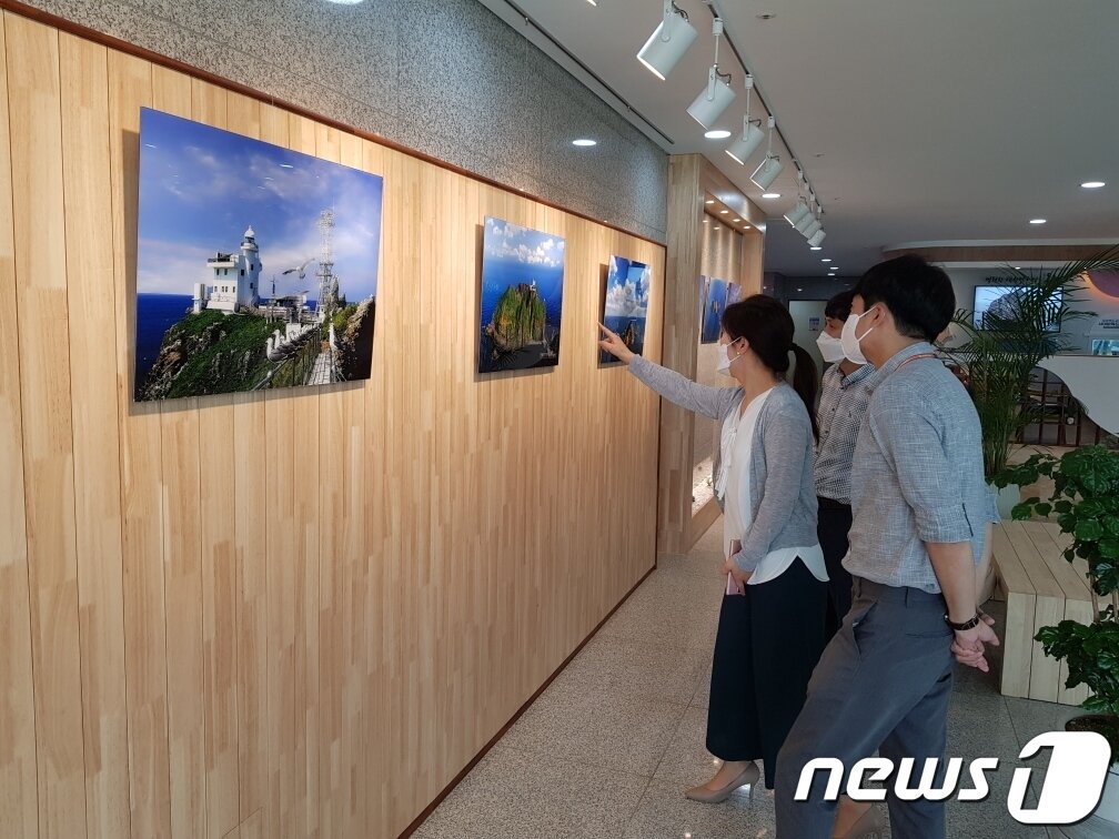본문 이미지 - 경북교육청에서 열리는 독도 사진전.(경북교육청 제공)ⓒ 뉴스1