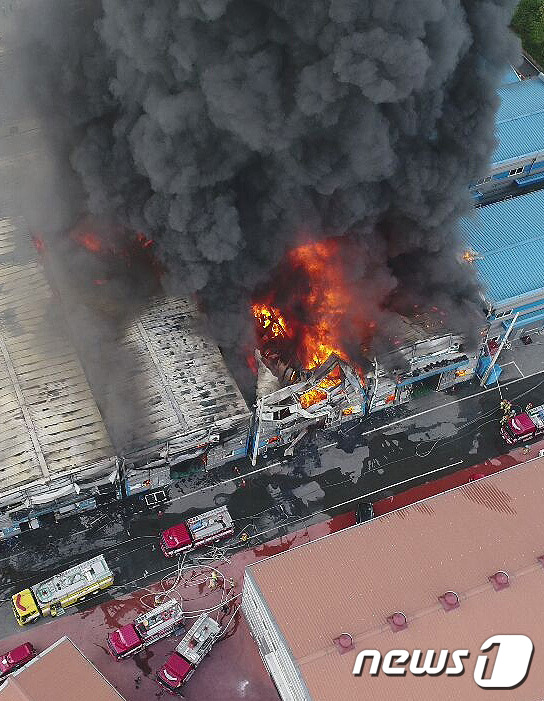 (대구=뉴스1) 공정식 기자 = 4일 오후 3시13분쯤 대구 달성군 현풍읍의 한 무역회사 재생의류 보관창고에서 불이 나 소방당국이 진화하고 있다.소방당국은 대응1단계를 발령하는 한 …