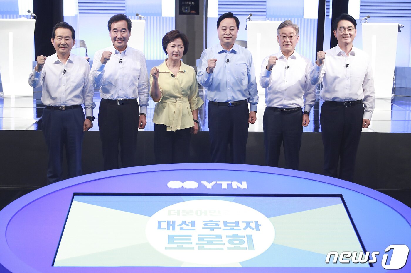 본문 이미지 - 정세균(왼쪽부터), 이낙연, 추미애, 김두관, 이재명, 박용진 더불어민주당 대선 경선 후보가 4일 오후 서울 마포구 상암동 YTN에서 열린 대선 후보자 토론회를 앞두고 기념촬영을 하고 있다. 2021.8.4/뉴스1 ⓒ News1 국회사진취재단