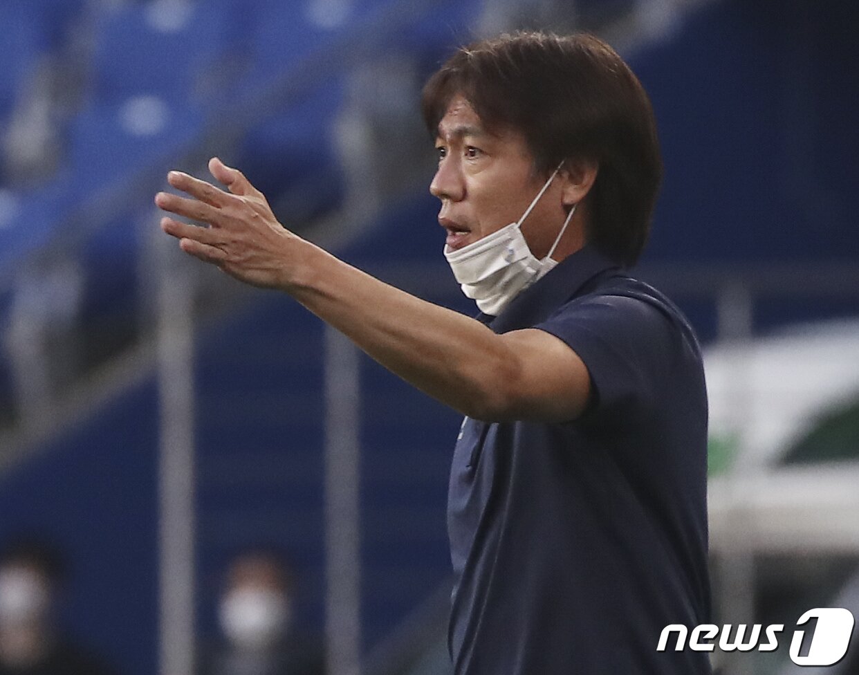 본문 이미지 - 4일 오후 울산 문수축구경기장에서 열린 프로축구 '하나원큐 K리그1 2021' 울산현대와 대구FC의 경기에서 울산 홍명보 감독이 선수들에게 작전을 지시하고 있다. 2021.8.4/뉴스1 ⓒ News1 윤일지 기자